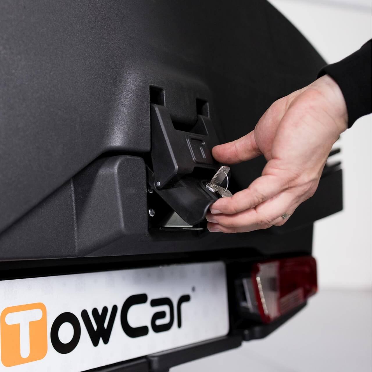 Автобоксът за теглич TowBox Evo е кутия, куфар, багажник за кросоувъри, джипове и SUV, хибридни или електрически с лесен достъп за товари като бебешки колички, инвалидни колички, куфари, косачки, материали, багаж Автобоксът за теглич TowBox Evo е кутия, куфар, багажник за кросоувъри, джипове и SUV, хибридни или електрически с лесен достъп за товари като бебешки колички, инвалидни колички, куфари, косачки, материали, багаж