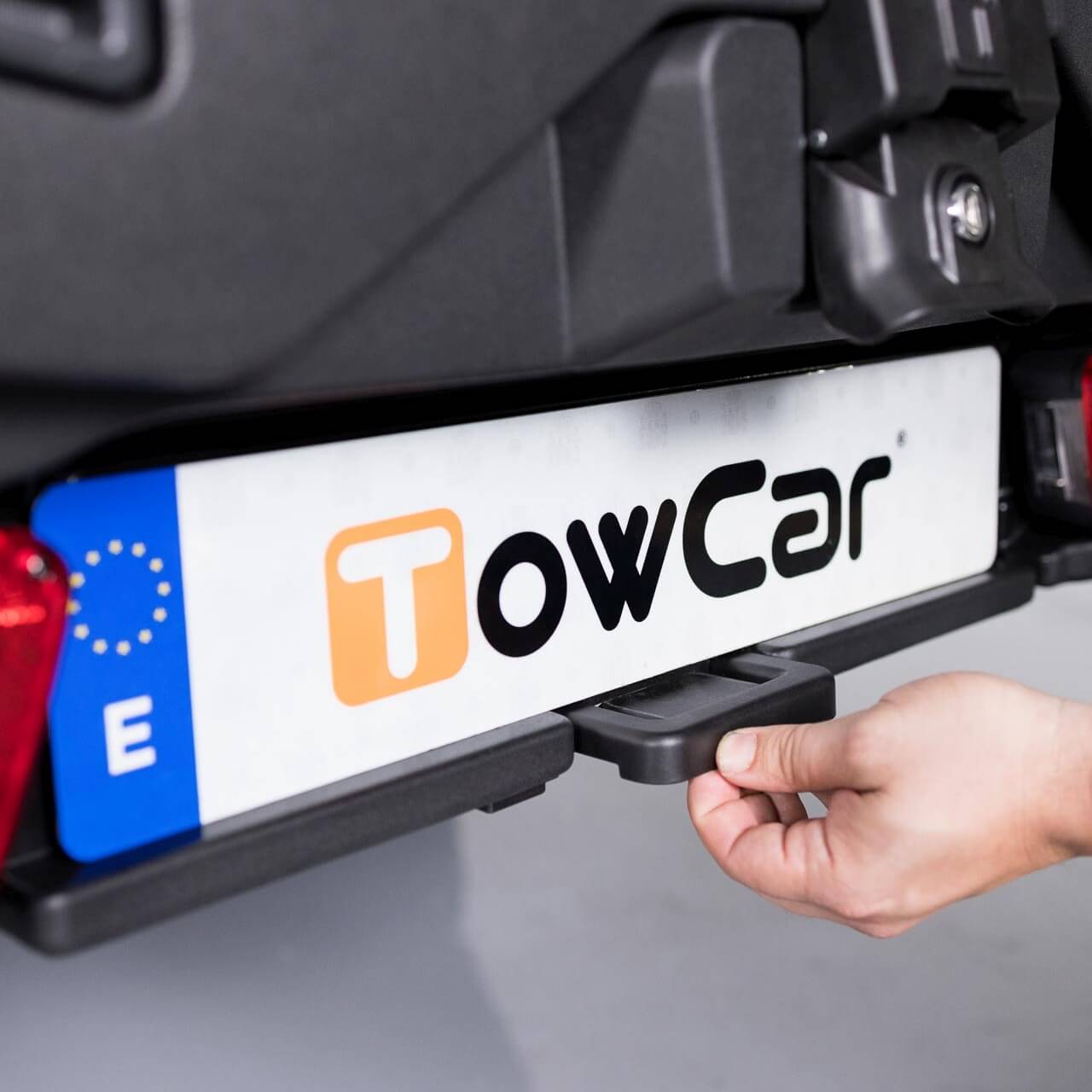 Автобоксът за теглич TowBox Evo е кутия, куфар, багажник за кросоувъри, джипове и SUV, хибридни или електрически с лесен достъп за товари като бебешки колички, инвалидни колички, куфари, косачки, материали, багаж Автобоксът за теглич TowBox Evo е кутия, куфар, багажник за кросоувъри, джипове и SUV, хибридни или електрически с лесен достъп за товари като бебешки колички, инвалидни колички, куфари, косачки, материали, багаж