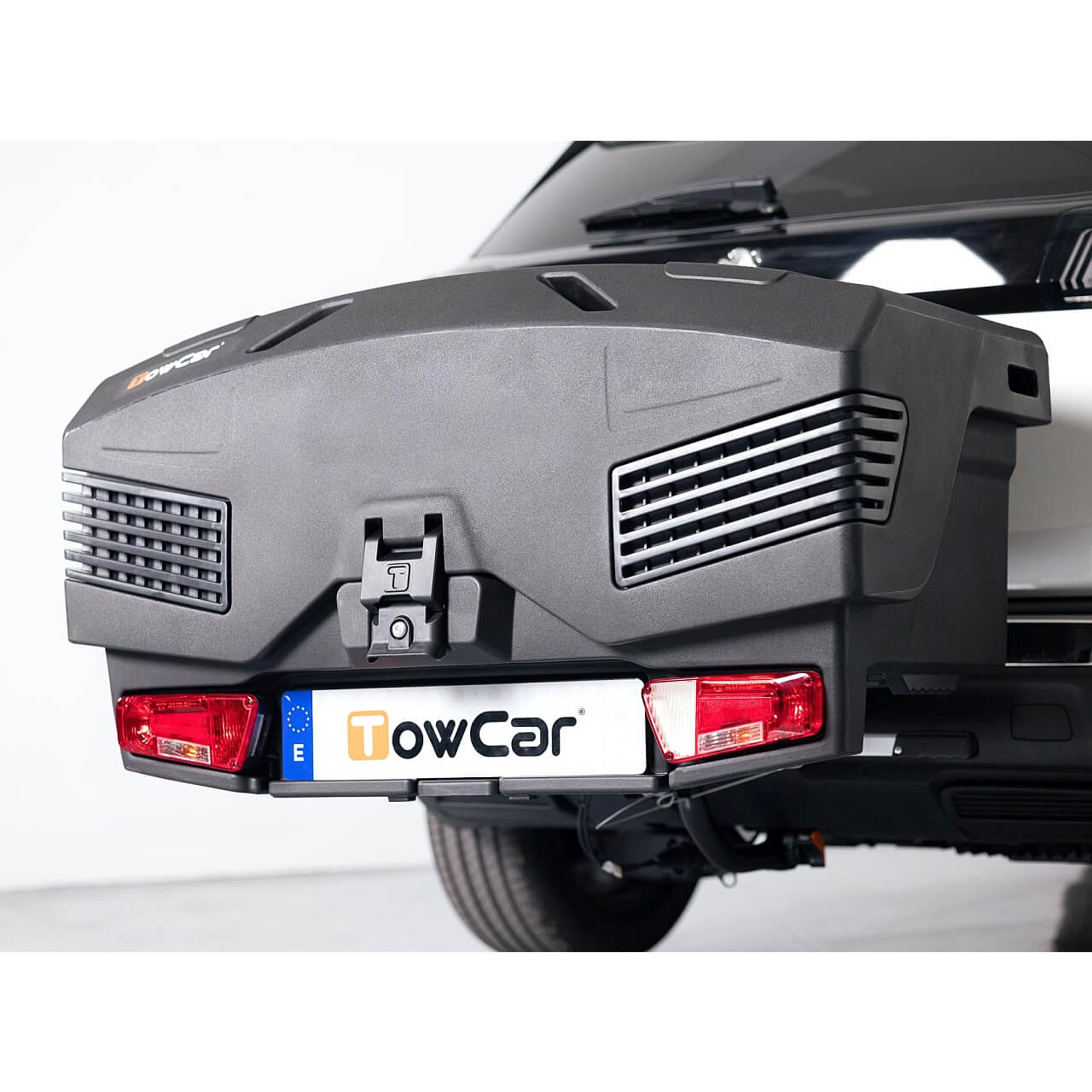 Автобоксът за теглич TowBox Evo е кутия, куфар, багажник за кросоувъри, джипове и SUV, хибридни или електрически с лесен достъп за товари като бебешки колички, инвалидни колички, куфари, косачки, материали, багаж Автобоксът за теглич TowBox Evo е кутия, куфар, багажник за кросоувъри, джипове и SUV, хибридни или електрически с лесен достъп за товари като бебешки колички, инвалидни колички, куфари, косачки, материали, багаж