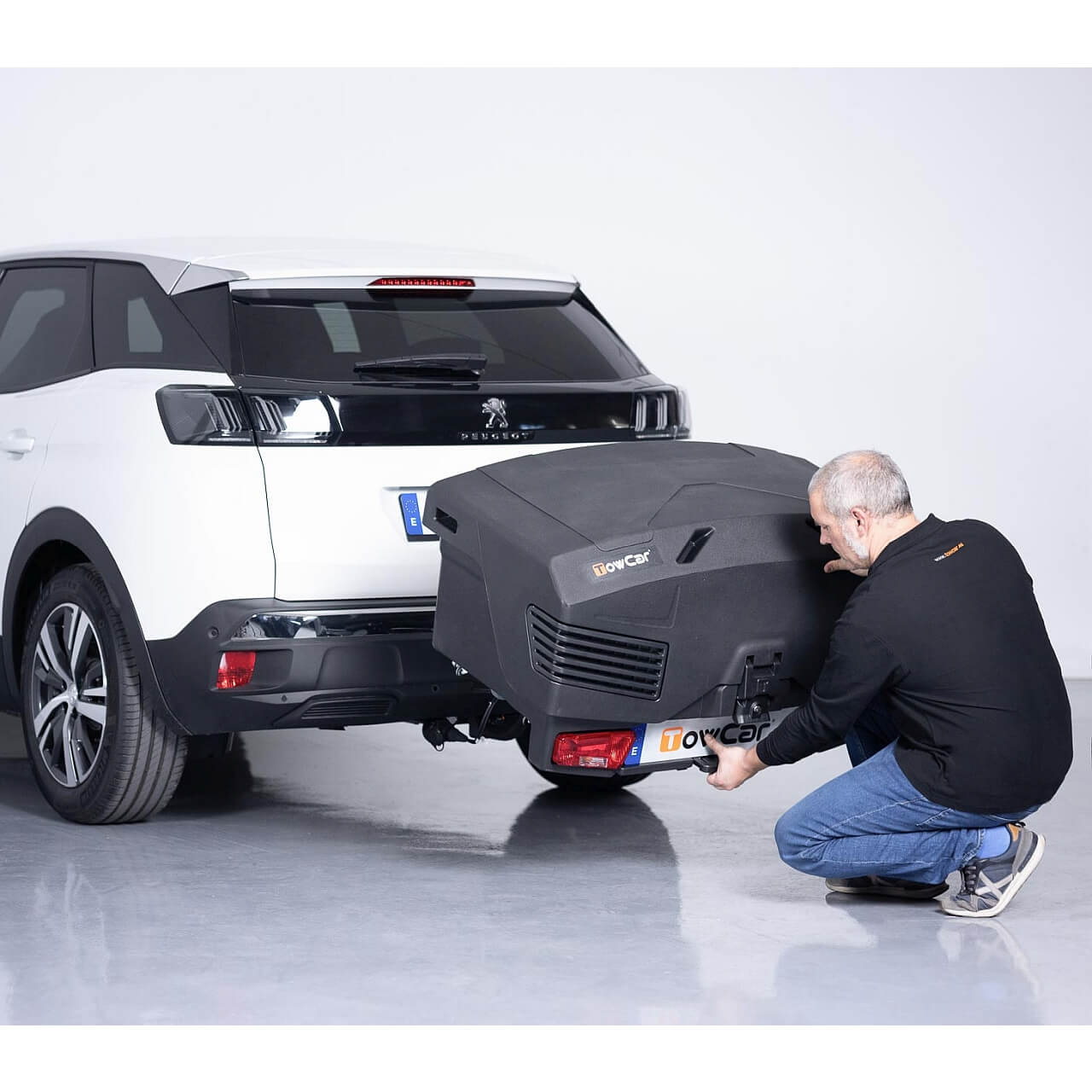 Автобоксът за теглич TowBox Evo е кутия, куфар, багажник за кросоувъри, джипове и SUV, хибридни или електрически с лесен достъп за товари като бебешки колички, инвалидни колички, куфари, косачки, материали, багаж Автобоксът за теглич TowBox Evo е кутия, куфар, багажник за кросоувъри, джипове и SUV, хибридни или електрически с лесен достъп за товари като бебешки колички, инвалидни колички, куфари, косачки, материали, багаж