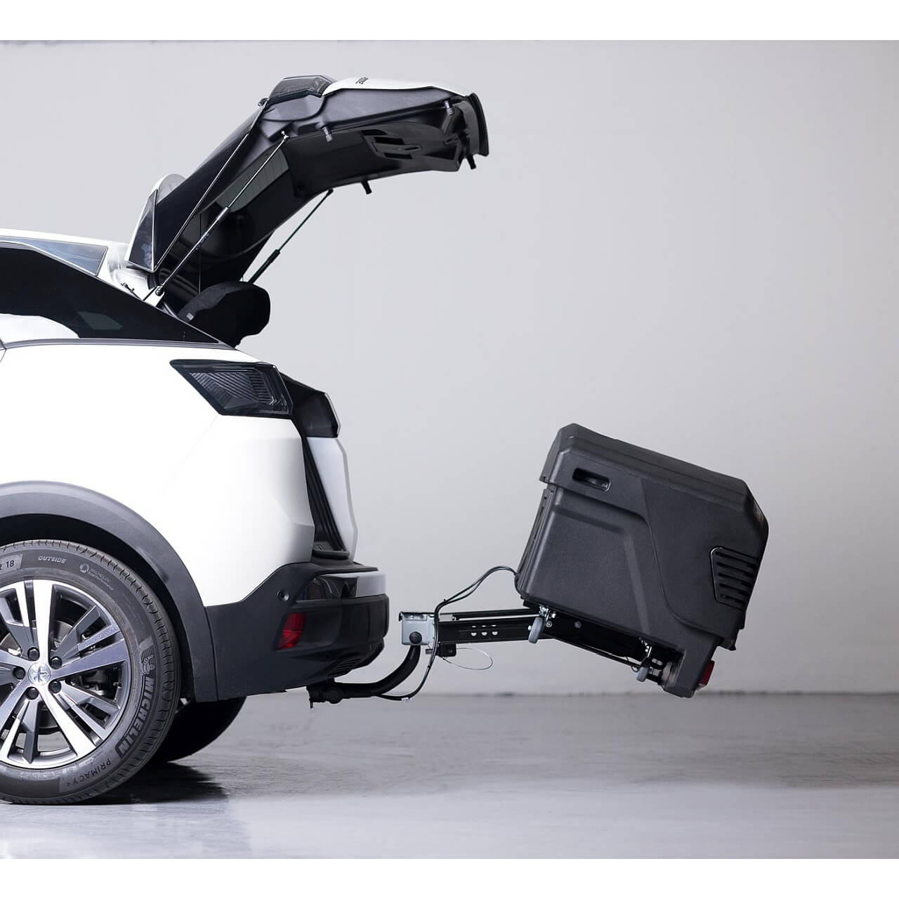 Автобоксът за теглич TowBox Evo е кутия, куфар, багажник за кросоувъри, джипове и SUV, хибридни или електрически с лесен достъп за товари като бебешки колички, инвалидни колички, куфари, косачки, материали, багаж Автобоксът за теглич TowBox Evo е кутия, куфар, багажник за кросоувъри, джипове и SUV, хибридни или електрически с лесен достъп за товари като бебешки колички, инвалидни колички, куфари, косачки, материали, багаж