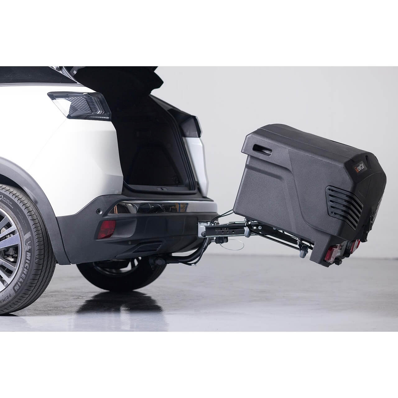 Автобоксът за теглич TowBox Evo е кутия, куфар, багажник за кросоувъри, джипове и SUV, хибридни или електрически с лесен достъп за товари като бебешки колички, инвалидни колички, куфари, косачки, материали, багаж Автобоксът за теглич TowBox Evo е кутия, куфар, багажник за кросоувъри, джипове и SUV, хибридни или електрически с лесен достъп за товари като бебешки колички, инвалидни колички, куфари, косачки, материали, багаж