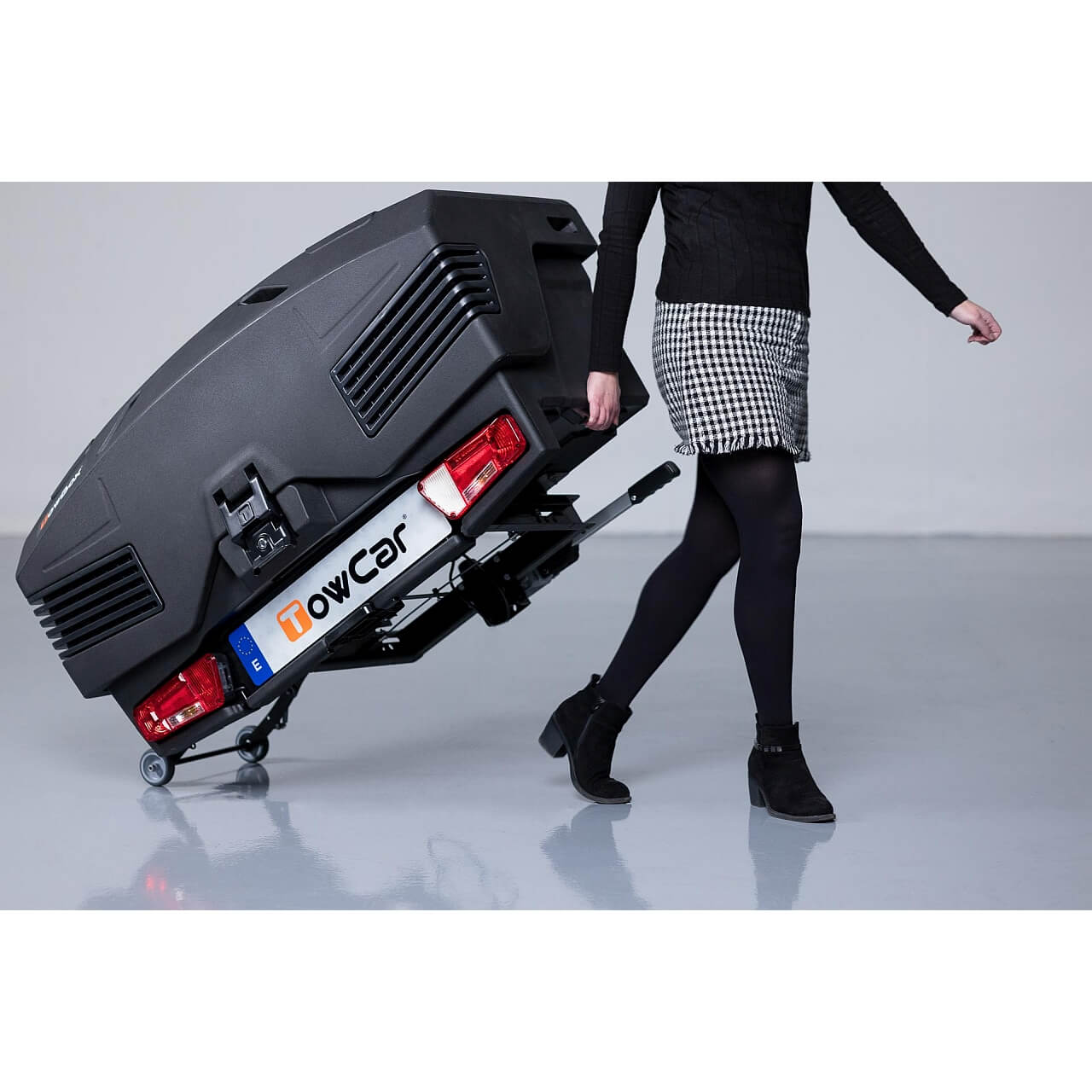 Автобоксът за теглич TowBox Evo е кутия, куфар, багажник за кросоувъри, джипове и SUV, хибридни или електрически с лесен достъп за товари като бебешки колички, инвалидни колички, куфари, косачки, материали, багаж Автобоксът за теглич TowBox Evo е кутия, куфар, багажник за кросоувъри, джипове и SUV, хибридни или електрически с лесен достъп за товари като бебешки колички, инвалидни колички, куфари, косачки, материали, багаж