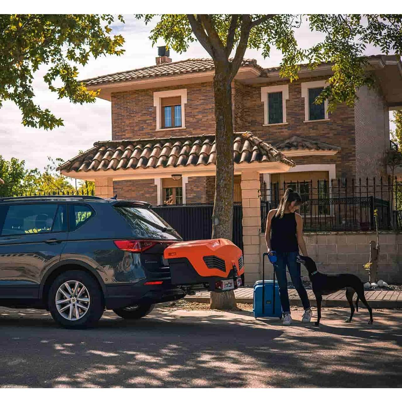 Автобоксът за теглич TowBox Evo е кутия, куфар, багажник за кросоувъри, джипове и SUV, хибридни или електрически с лесен достъп за товари като бебешки колички, инвалидни колички, куфари, косачки, материали, багаж Автобоксът за теглич TowBox Evo е кутия, куфар, багажник за кросоувъри, джипове и SUV, хибридни или електрически с лесен достъп за товари като бебешки колички, инвалидни колички, куфари, косачки, материали, багаж