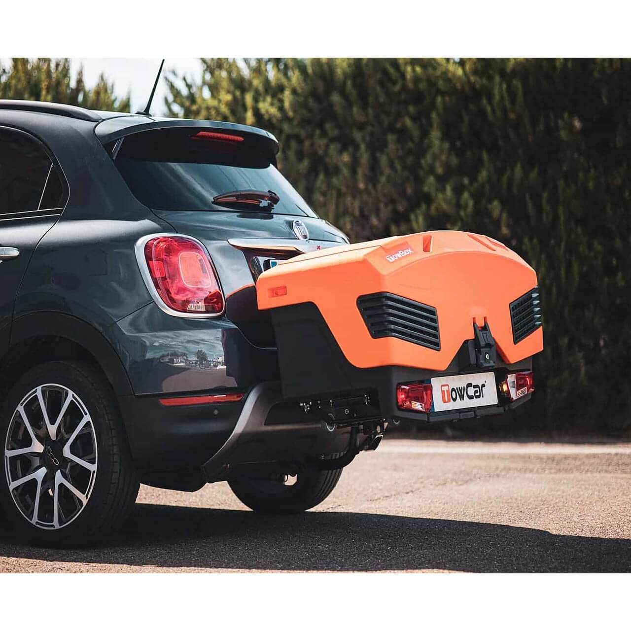 Автобоксът за теглич TowBox Evo е кутия, куфар, багажник за кросоувъри, джипове и SUV, хибридни или електрически с лесен достъп за товари като бебешки колички, инвалидни колички, куфари, косачки, материали, багаж Автобоксът за теглич TowBox Evo е кутия, куфар, багажник за кросоувъри, джипове и SUV, хибридни или електрически с лесен достъп за товари като бебешки колички, инвалидни колички, куфари, косачки, материали, багаж